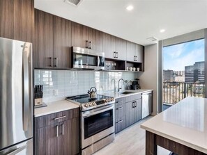 Kühlschrank, Mikrowelle, Ofen, Herdplatte