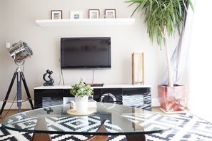 Apartamento | Área de estar | TV LED 42 polegadas com canais digitais, TV