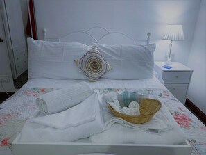 1 dormitorio, tabla de planchar con plancha, wifi y ropa de cama