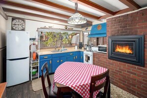 ثلاجة، ميكروويف، فرن، موقد طهي مسطح