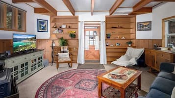 Smart-TV, Kamin, DVD-Player, Bücher