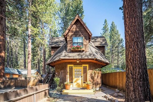 Lower Kings Beach Cottage with Deck, Bikes and Kayaks in Summer!