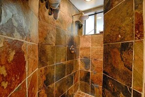 シャワー、バスアメニティ (無料)、ヘアドライヤー、シャンプー