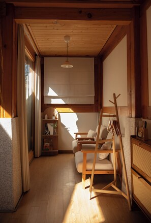 Quarto casal, vista para o pátio | Escrivaninha, espaço de trabalho para notebook, cortinas blackout