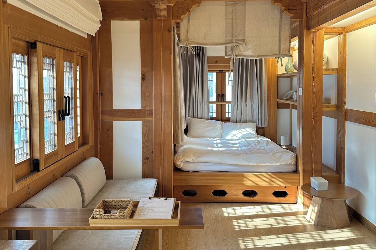 Habitación Deluxe doble, vistas a la colina | Escritorio, espacio para trabajar con un portátil, cortinas opacas