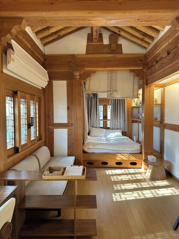 Yeoyeoje [Fortress view] | Desk, laptop workspace, blackout drapes, free WiFi - Yeoyeoje (Suwon)