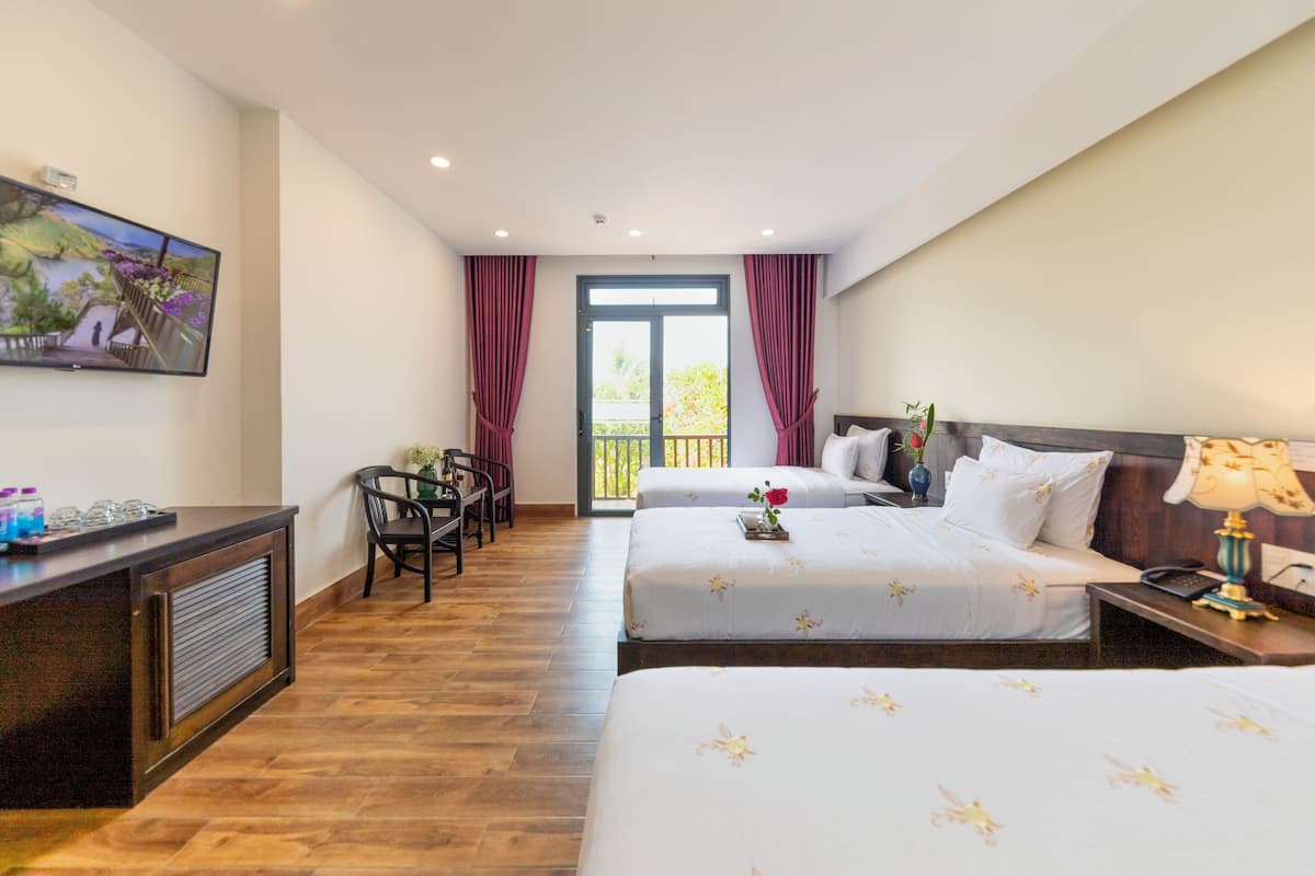 Deluxe Triple Room, Balcony | Peralatan tempat tidur premium, gebar bulu kapas, item bar mini percuma