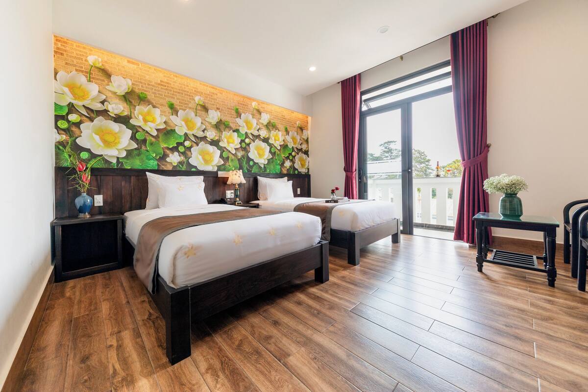 Deluxe Twin kamer, balkon | Luxe beddengoed, donsdekens, een minibar met enkele gratis items