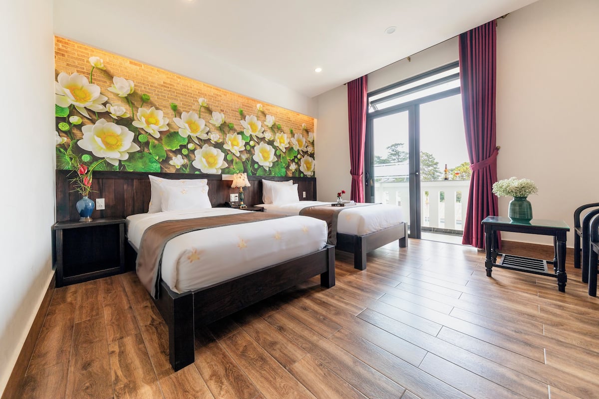 Deluxe Twin Room, Balcony | Peralatan tempat tidur premium, gebar bulu kapas, item bar mini percuma