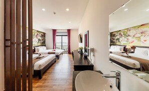 Family Shared Dormitory, 2 Bedrooms, Balcony | Peralatan tempat tidur premium, gebar bulu kapas, item bar mini percuma 