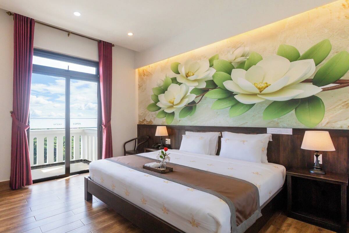 Deluxe tweepersoonskamer, balkon | Luxe beddengoed, donsdekens, een minibar met enkele gratis items