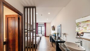 Familie slaapzaal, 2 slaapkamers, balkon | Luxe beddengoed, donsdekens, een minibar met enkele gratis items