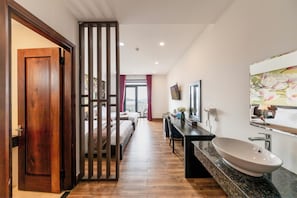 Perheyhteismajoitus, 2 makuuhuonetta, parveke | Ylelliset vuodevaatteet, untuvapeitot