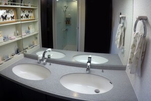 Erillinen kylpyamme ja suihku, ilmaiset hygieniatuotteet