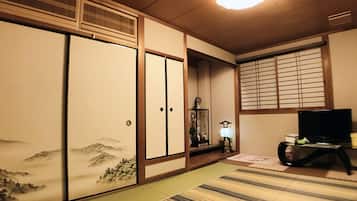 Family Quadruple Room, Shared Bathroom | Individually decorated, individually furnished, blackout drapes