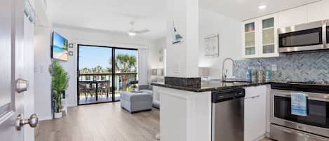 Jääkaappi, mikroaaltouuni, uuni, liesi