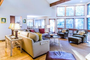 TV, lareira, DVD player, livros