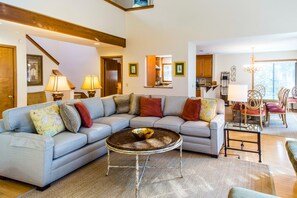 TV, lareira, DVD player, livros