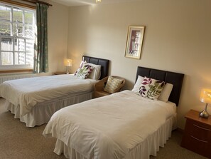 3 bedrooms - 4 star accommodation offering a rural retreat 2 miles from Perth. Pets Welcome (Perth)