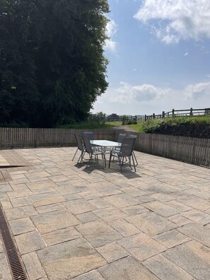 Outdoor dining - 4 star accommodation offering a rural retreat 2 miles from Perth. Pets Welcome (Perth)