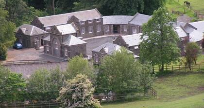 4 star accommodation offering a rural retreat 2 miles from Perth. Pets Welcome