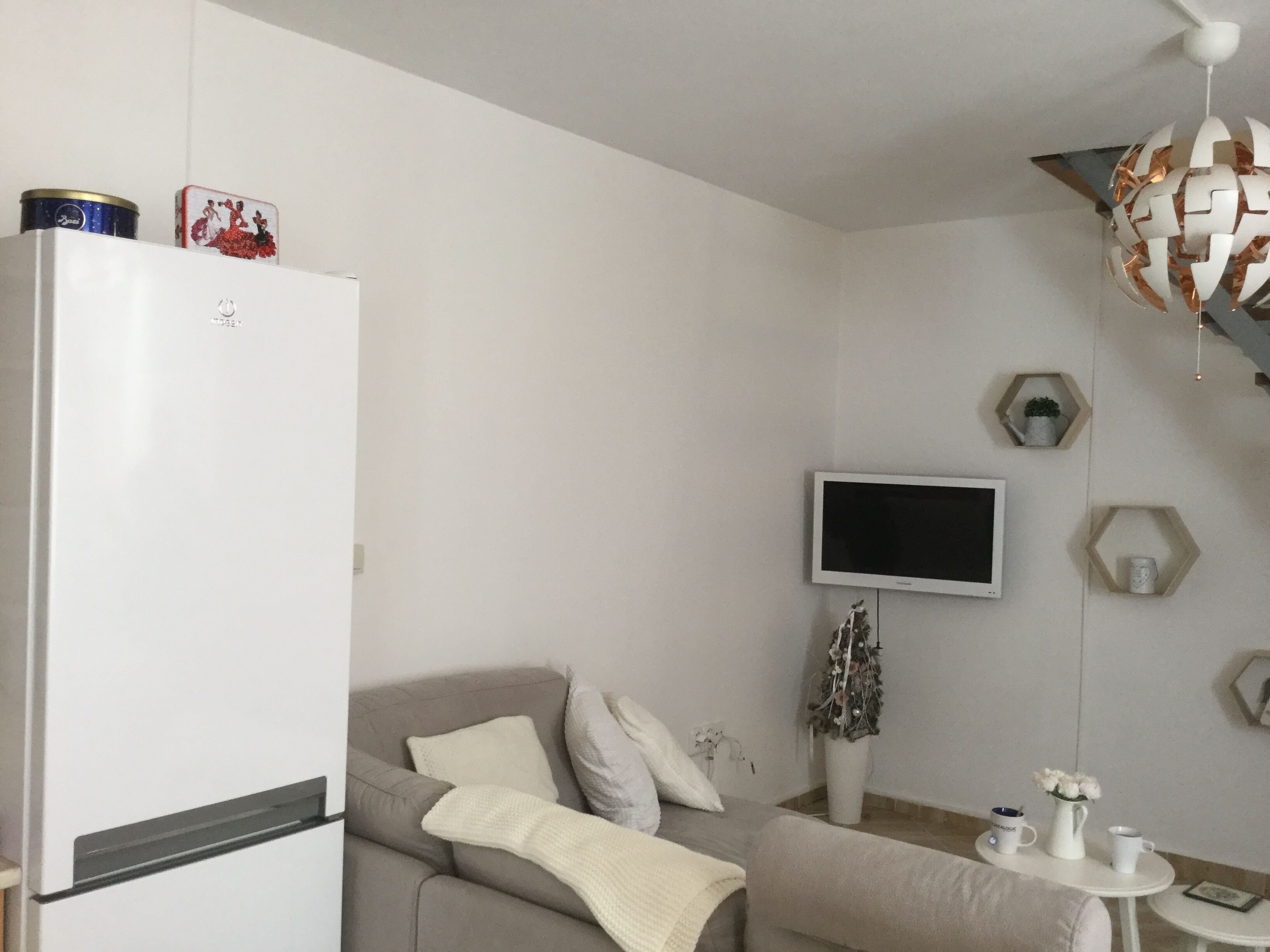 Televisión, libros, videoteca, estéreo