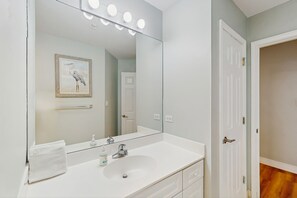 Een haardroger, handdoeken