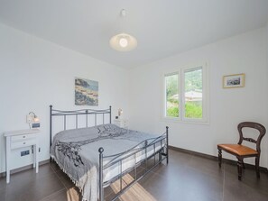 2 bedrooms, travel crib, free WiFi