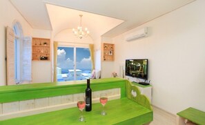 Room (Croce) | Living area