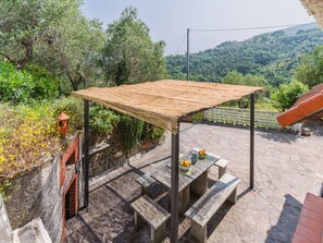 Outdoor dining - Beautiful private villa for 3 people with A/C, WIFI, TV, patio and pets allowed (Moneglia)