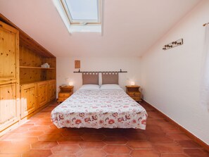 1 bedroom, travel cot, free WiFi - Beautiful private villa for 3 people with A/C, WIFI, TV, patio and pets allowed (Moneglia)
