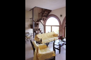 TV, fireplace - Stunning private villa for 10 guests with WIFI, private pool, TV and pets allowed (Monte San Savino)