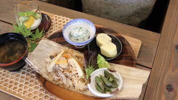 Daily local cuisine breakfast (JPY 1000 per person)