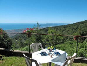 Outdoor dining - Beautiful villa for 2 people with A/C, WIFI, patio and pets allowed (Montignoso)