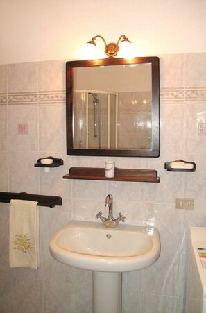Bathroom - Wonderful  villa for 2 people with WIFI, A/C, patio and pets allowed (Montignoso)