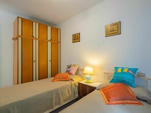 2 camere, culla da viaggio, lenzuola