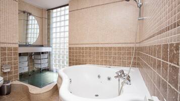 Een bad/douchecombinatie, een haardroger, een bidet, handdoeken