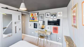 2 soveværelser, skrivebord, mørklægningsgardiner, strygejern/strygebræt