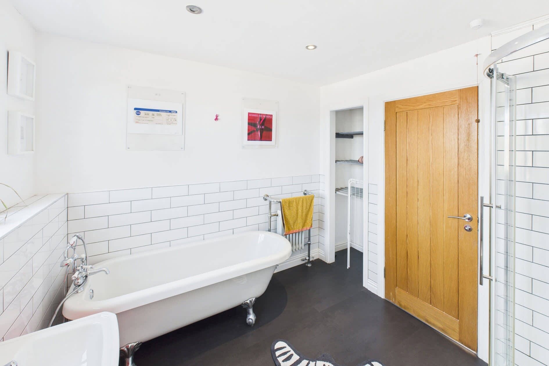 Bruser, hårtørrer, håndklæder, Toiletpapir