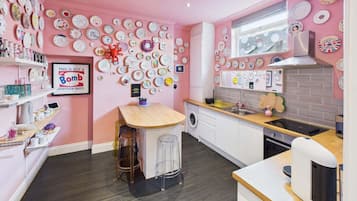 Fridge, oven, stovetop, dishwasher