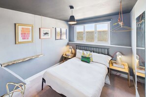 2 chambres, bureau, rideaux occultants, fer et planche à repasser
