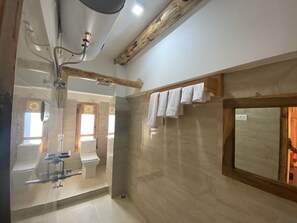 Camera Deluxe | Bagno | Doccia, asciugamani