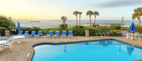 حمّام سباحة مُدفَّأ