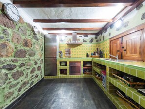 Kjøleskap, mikrobølgeovn, kokeplater og oppvaskmaskin