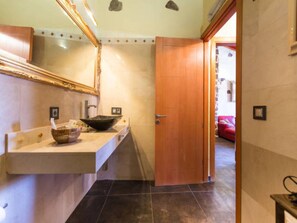 Een douche, een bubbelbad, toiletpapier