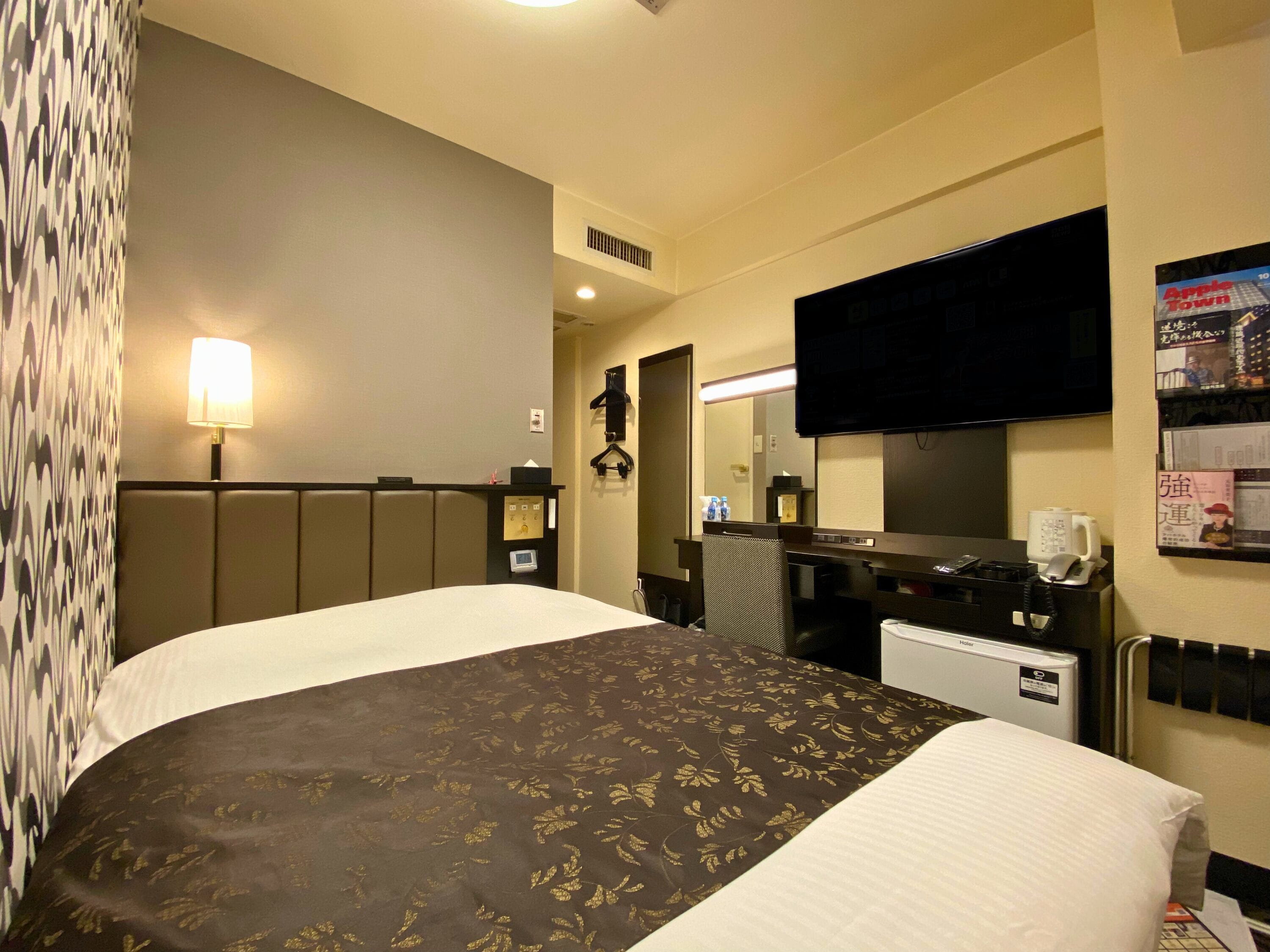 Camas con pillow-top, escritorio, cortinas blackout y wifi gratis 