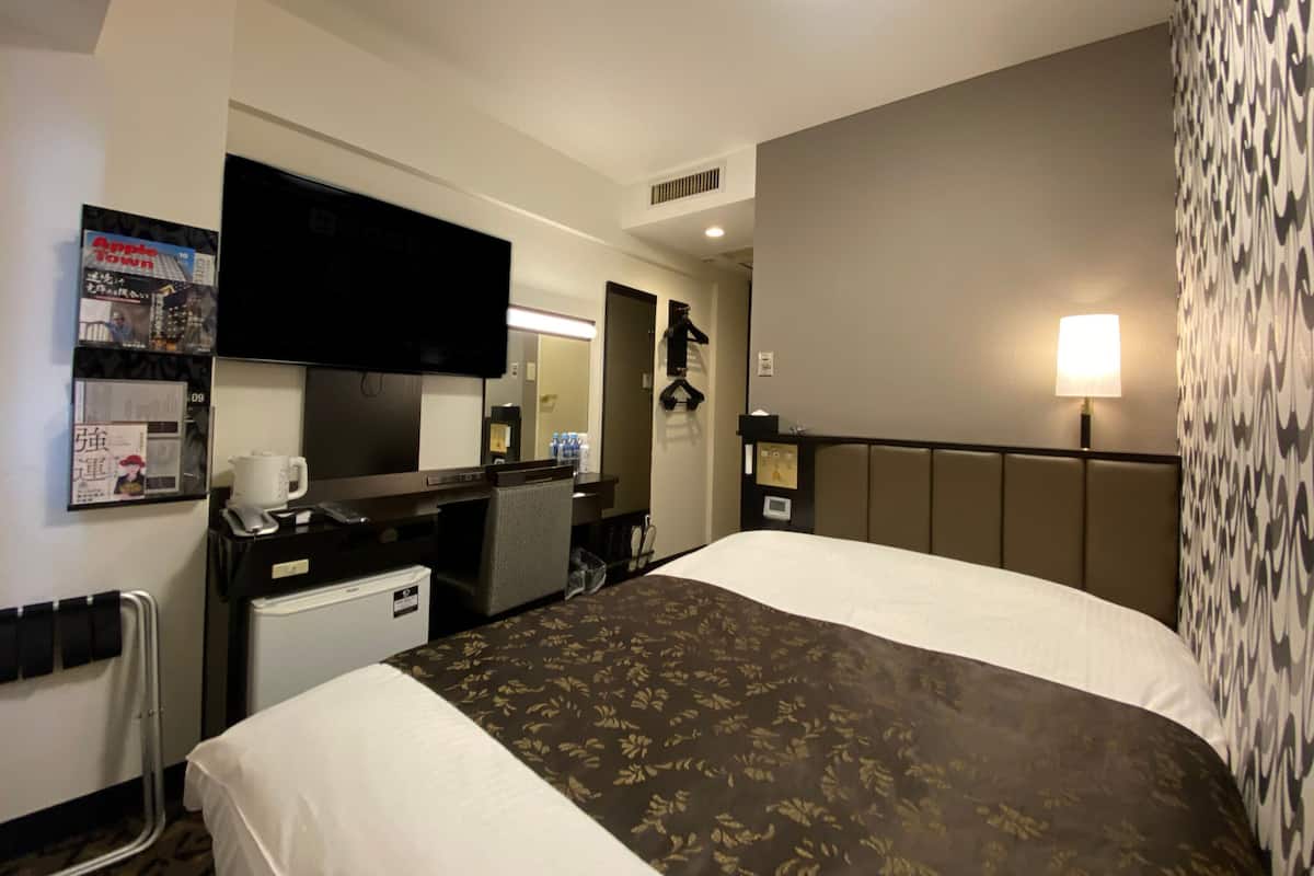 Desk, blackout drapes, free WiFi, bed sheets