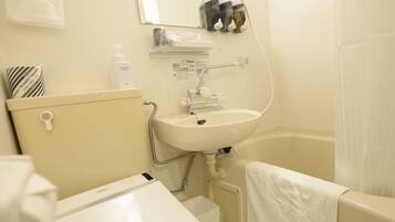 Suihkun ja ammeen yhdistelmä, ilmaiset hygieniatuotteet, hiustenkuivaaja