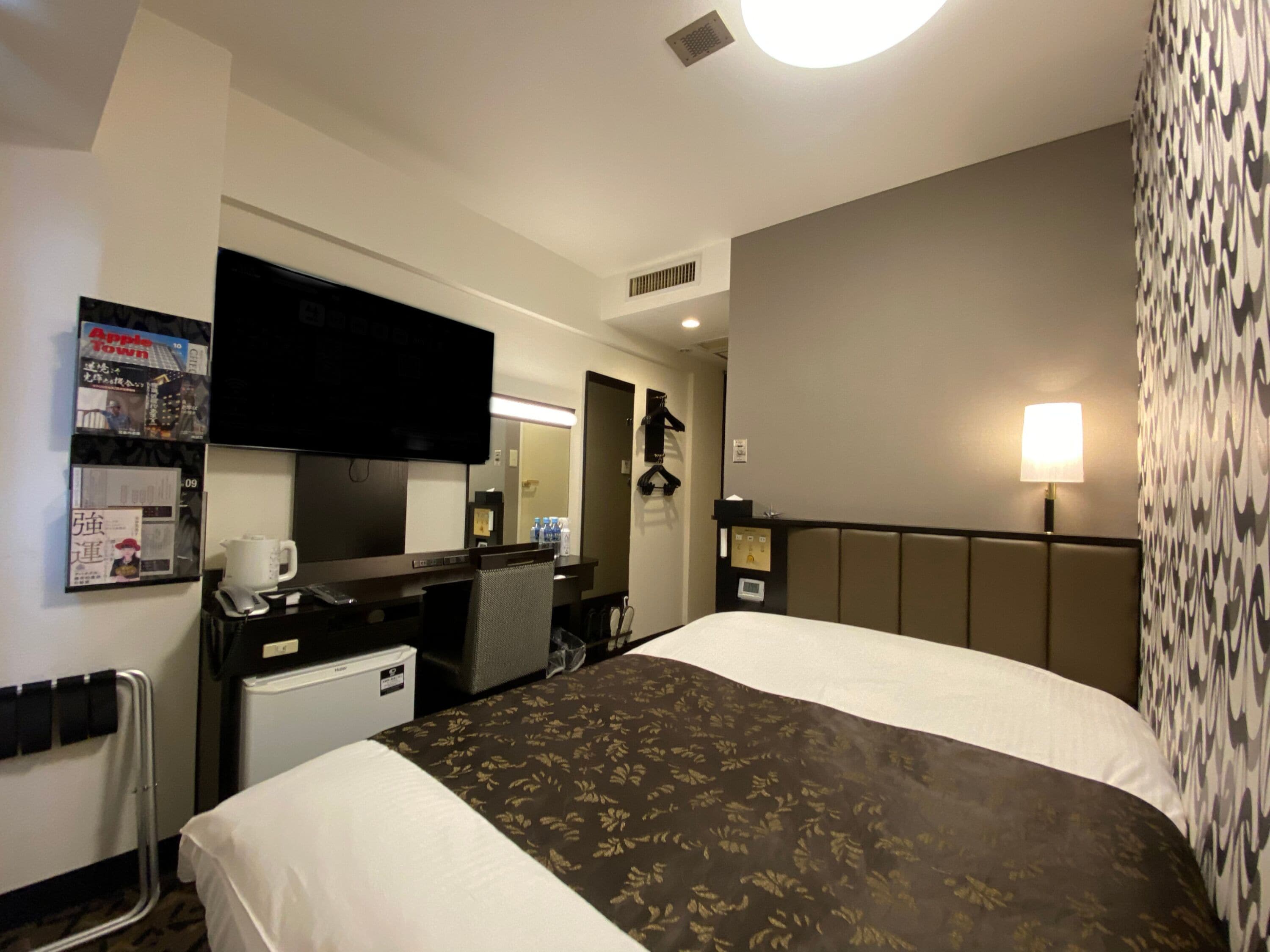 Camas con pillow-top, escritorio, cortinas blackout y wifi gratis 