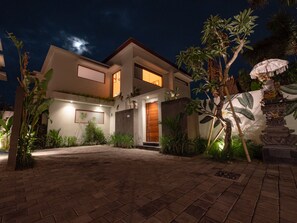 Grand Villa | Courtyard view
